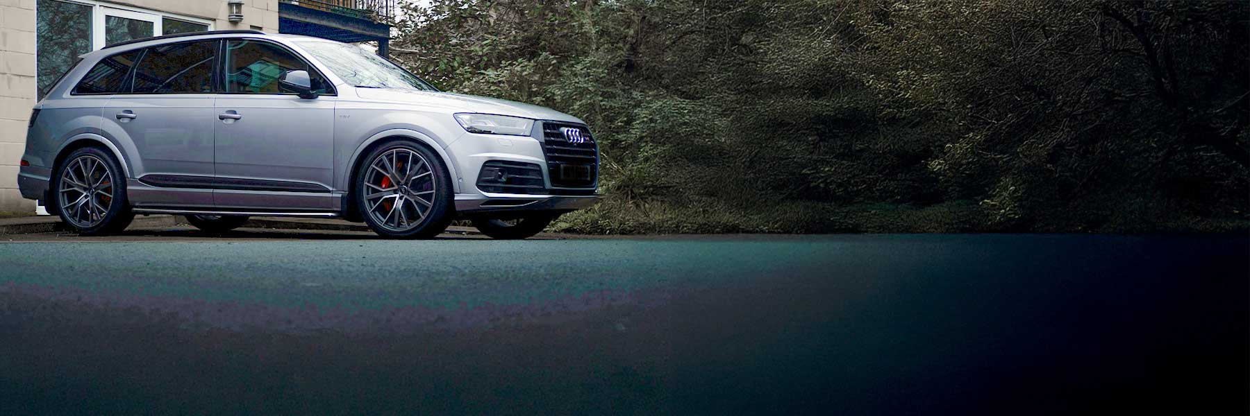 Banner image of a  Audi Q7 & SQ7 4M featuring original Audi wheels.