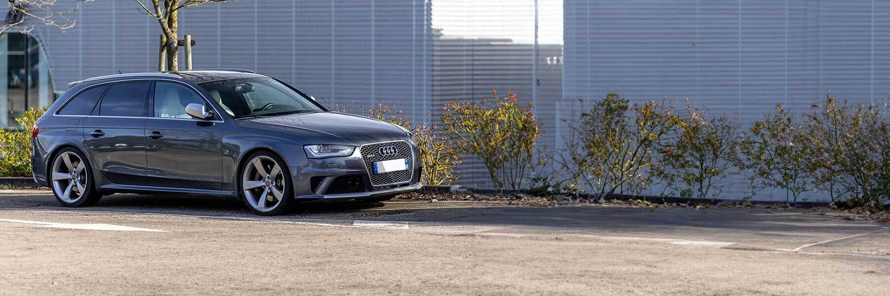 Banner image of a  Audi RS4 B8 (8K) featuring original Audi wheels.