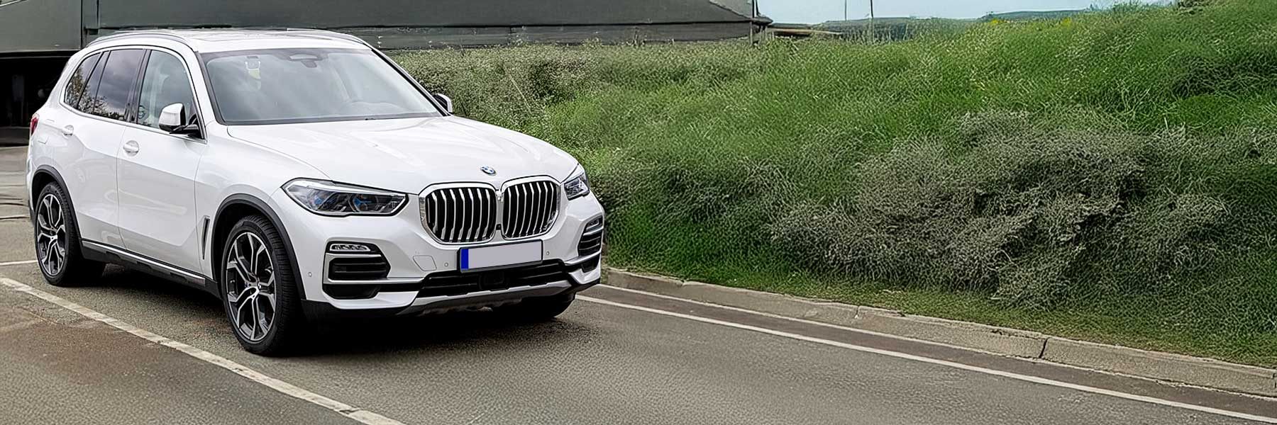 Banner image of a  BMW X5 G05 featuring original BMW wheels.