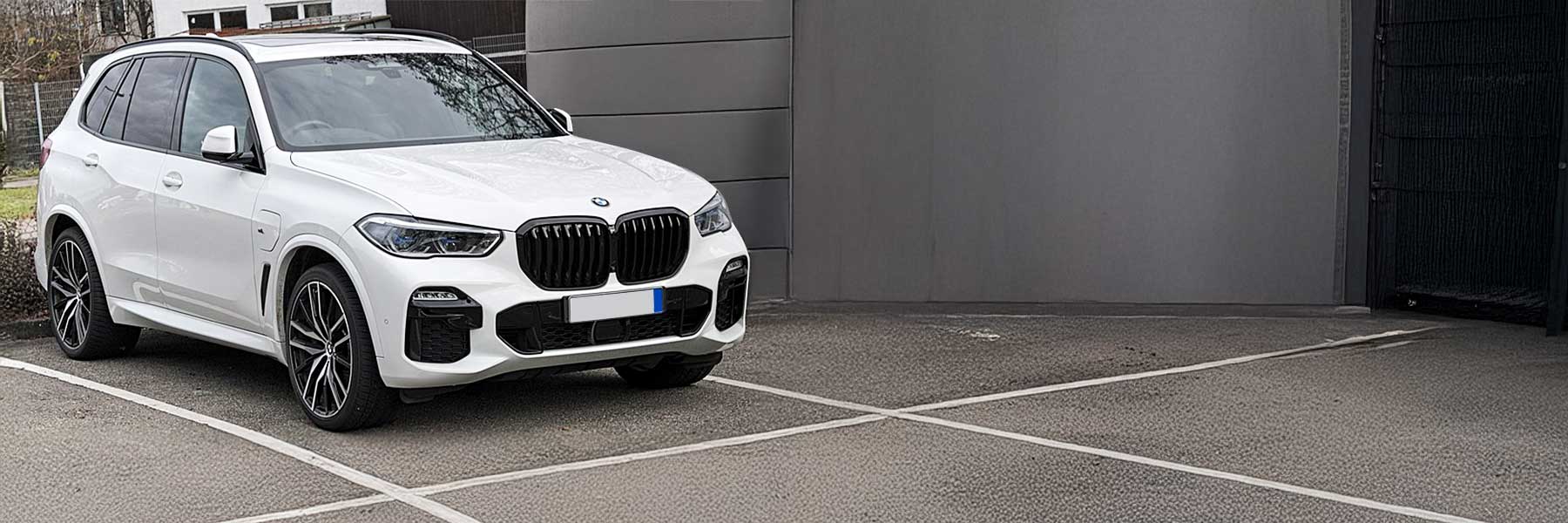 Banner image of a  BMW X5 M F95 featuring original BMW wheels.