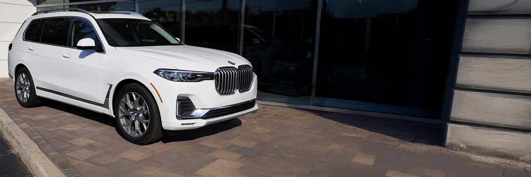 Banner image of a  BMW X7 G07 featuring original BMW wheels.