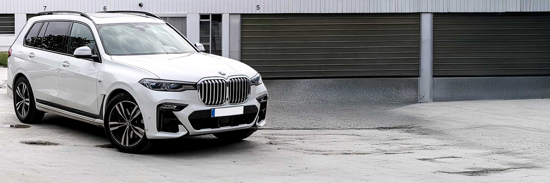 Banner image of a  BMW X7 M G07 featuring original BMW wheels.