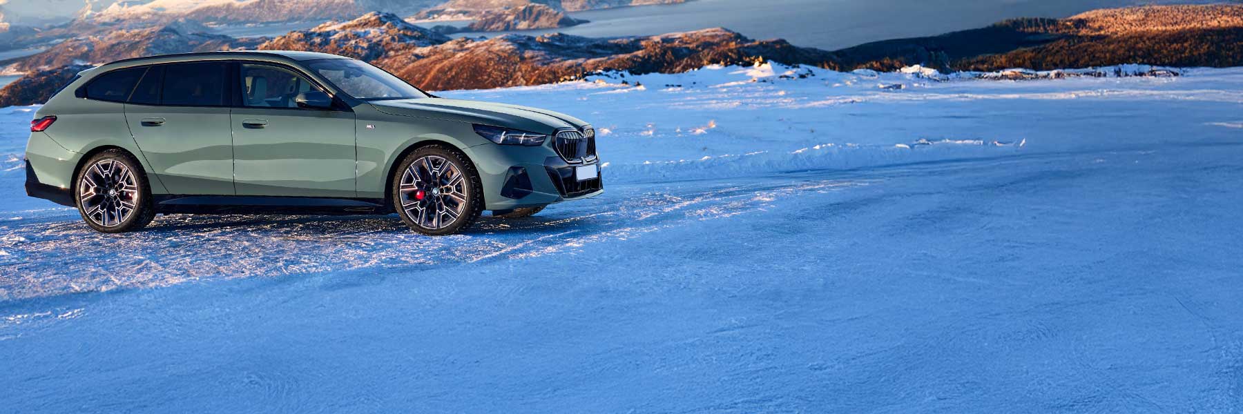 Banner image of a  BMW i5 G61 featuring original BMW wheels.