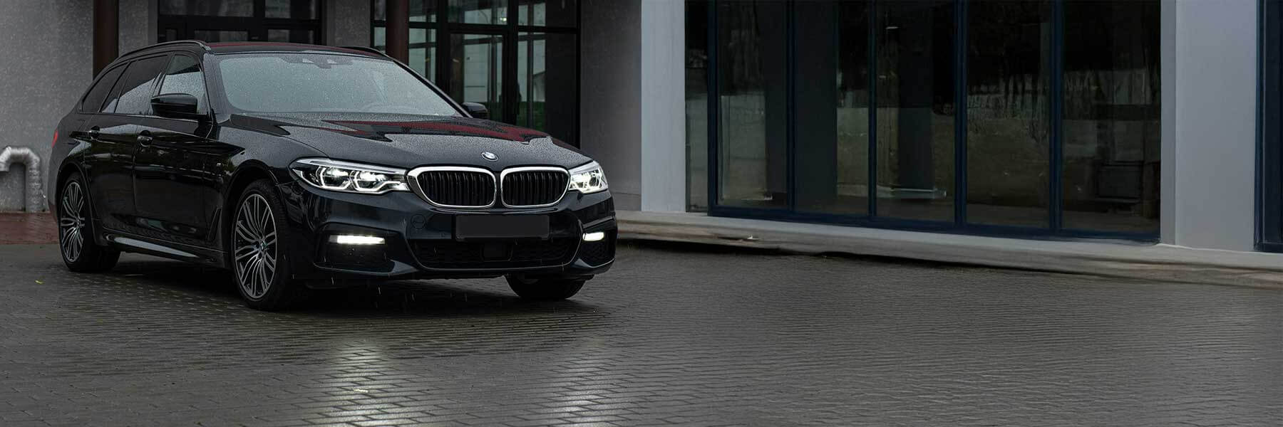 Banner image of a  BMW 5 Series G31 featuring original BMW wheels.