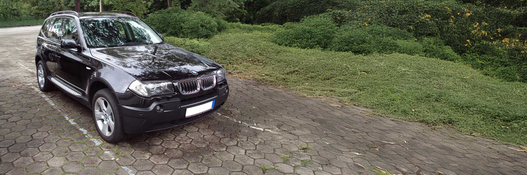 Banner image of a  BMW X3 E83 featuring original BMW wheels.