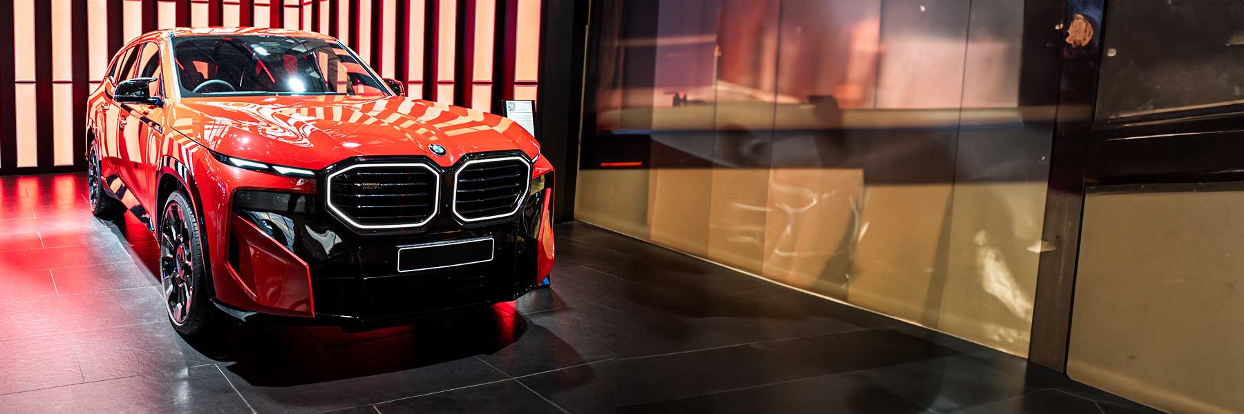 Banner image of a  BMW XM G09 featuring original BMW wheels.