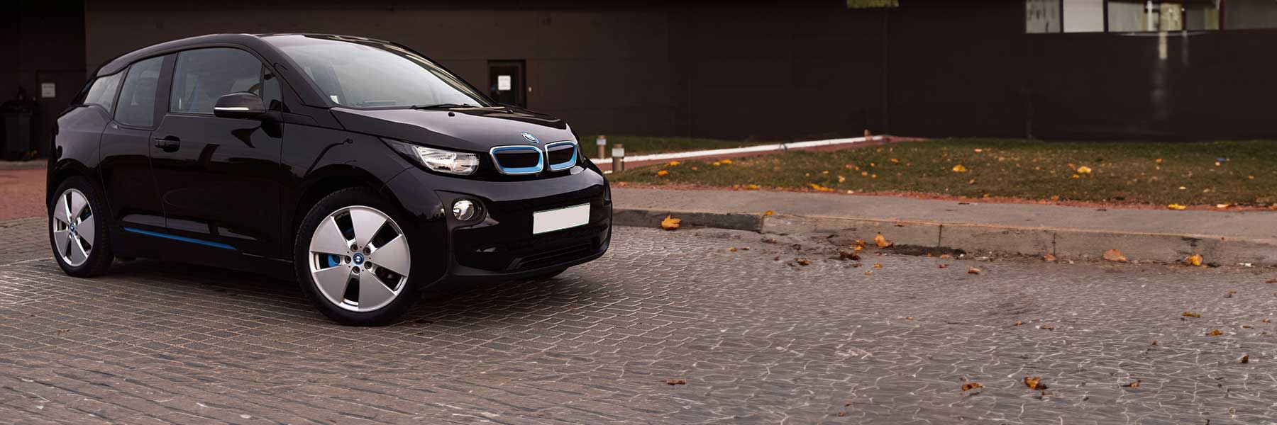 Banner image of a  BMW i3 I01 featuring original BMW wheels.