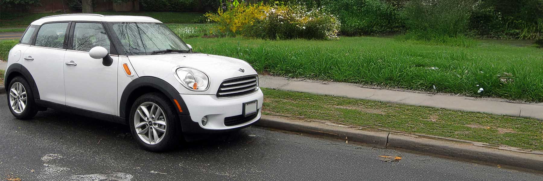 Banner image of a  MINI Countryman R60 featuring original MINI wheels.