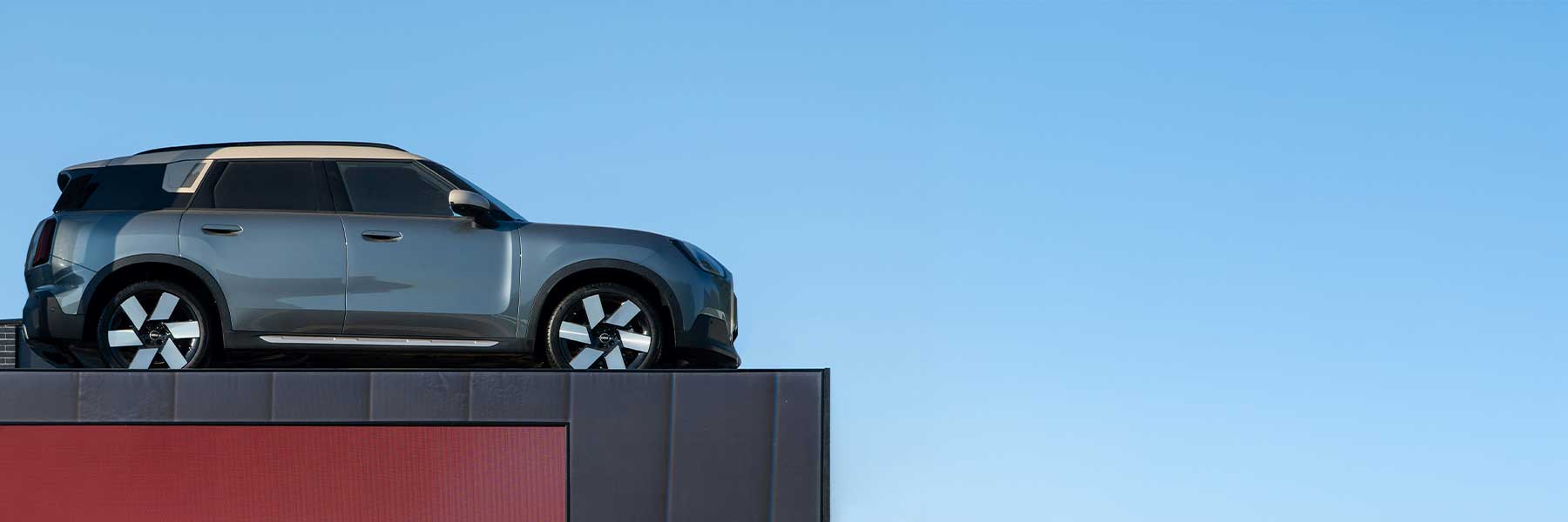 Banner image of a  MINI Countryman U25 featuring original MINI wheels.