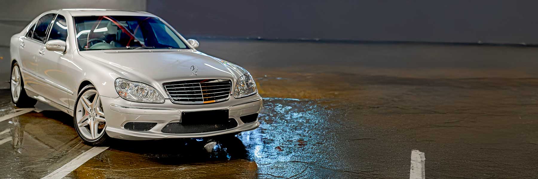 Banner image of a  Mercedes S-Class V220 featuring original Mercedes wheels.