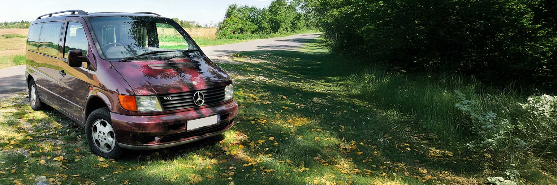 Banner image of a  Mercedes V-Class C638 featuring original Mercedes wheels.