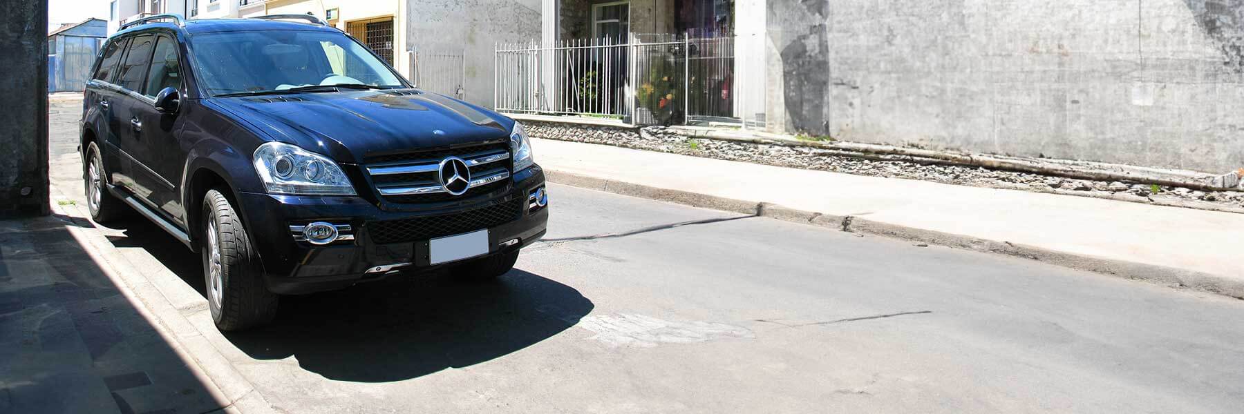 Banner image of a  Mercedes GL-Class X164 featuring original Mercedes wheels.