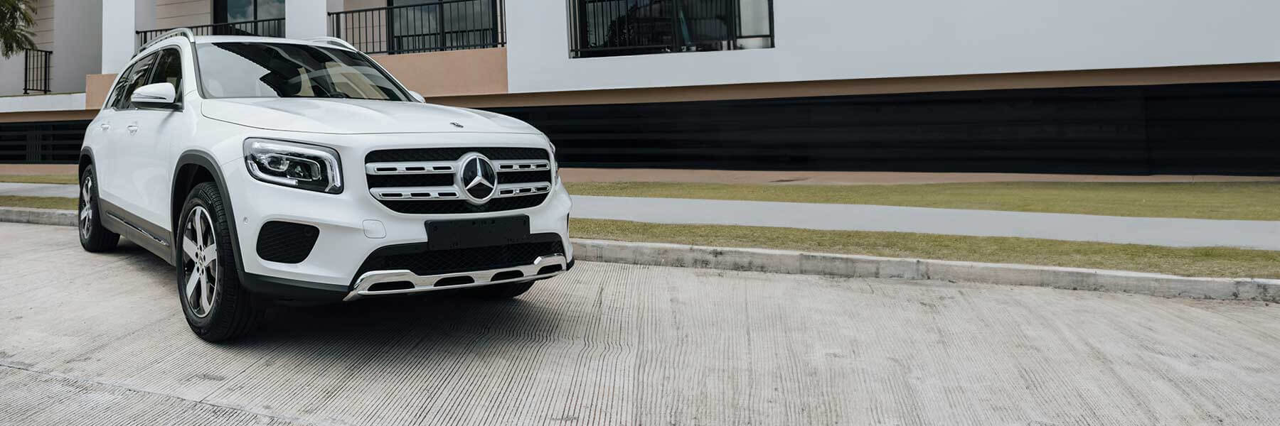 Banner image of a  Mercedes GLB X247 featuring original Mercedes wheels.