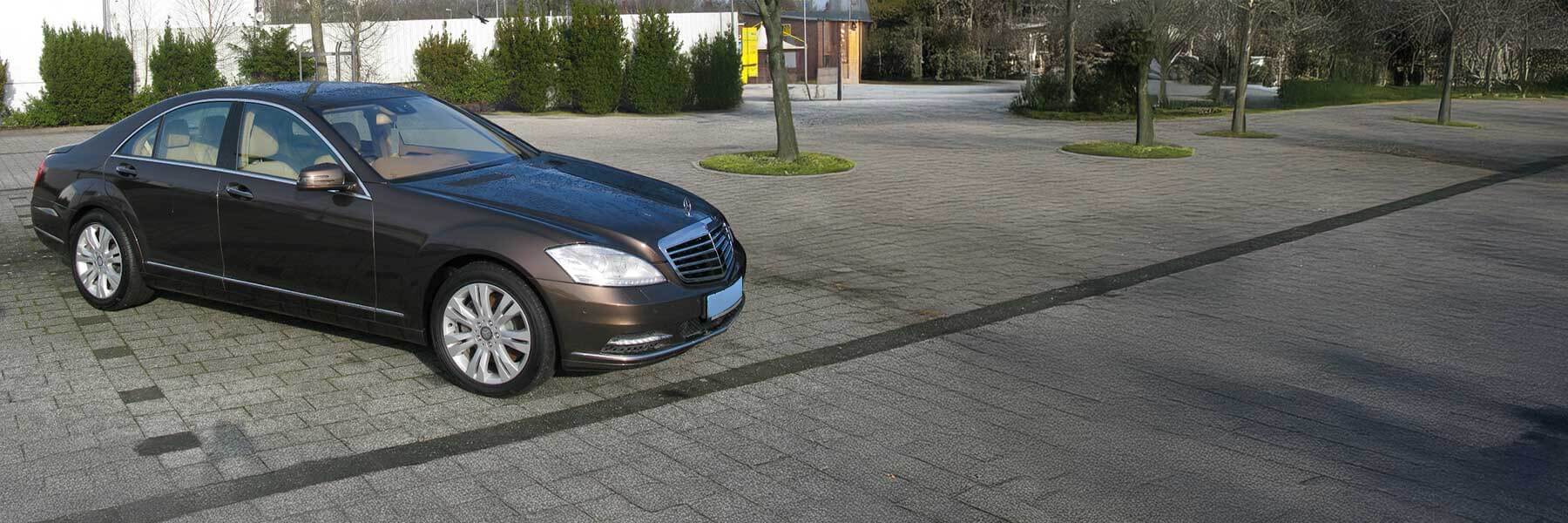 Banner image of a  Mercedes S-Class V221 featuring original Mercedes wheels.