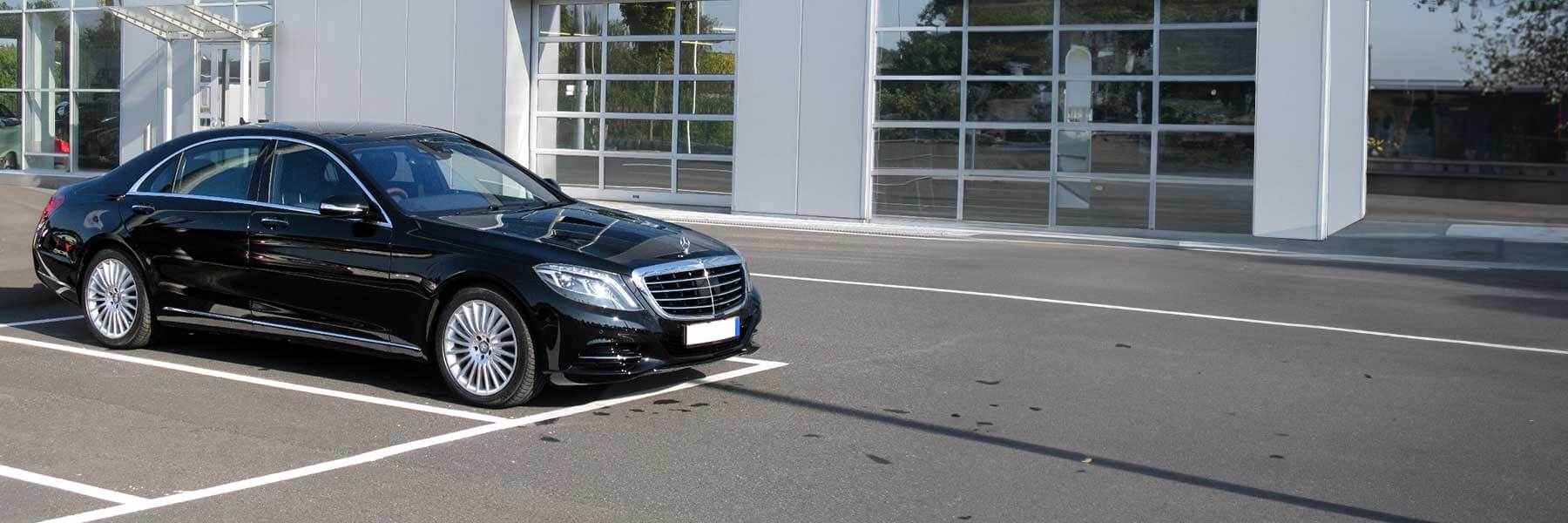 Banner image of a  Mercedes S-Class V222 featuring original Mercedes wheels.