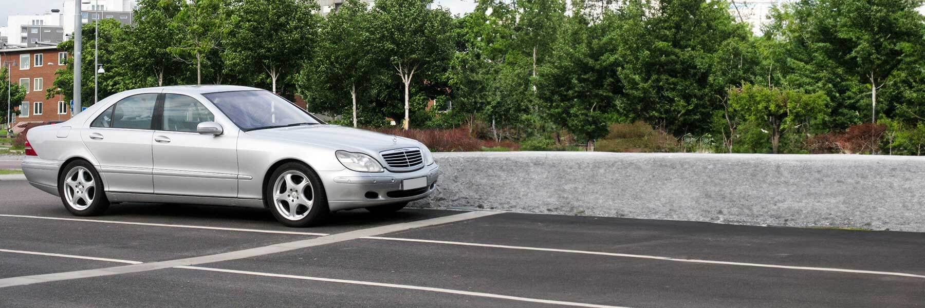 Banner image of a  Mercedes S-Class W220 featuring original Mercedes wheels.