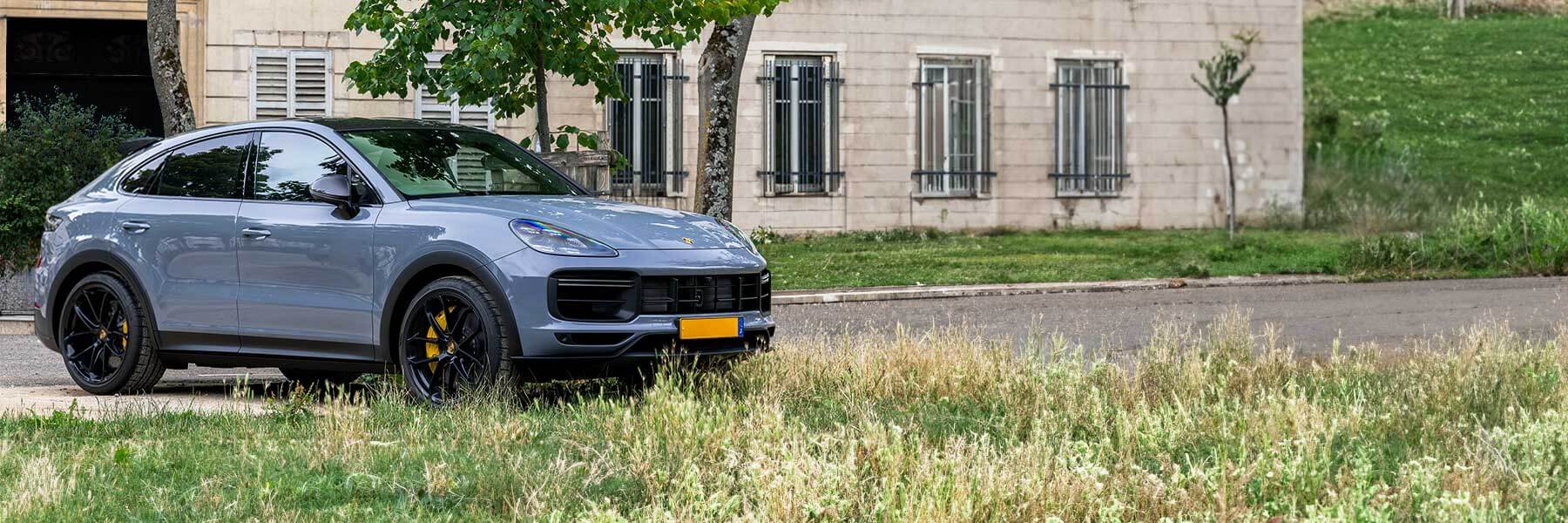 Banner image of a  Porsche Cayenne E3 9YB featuring original Porsche wheels.
