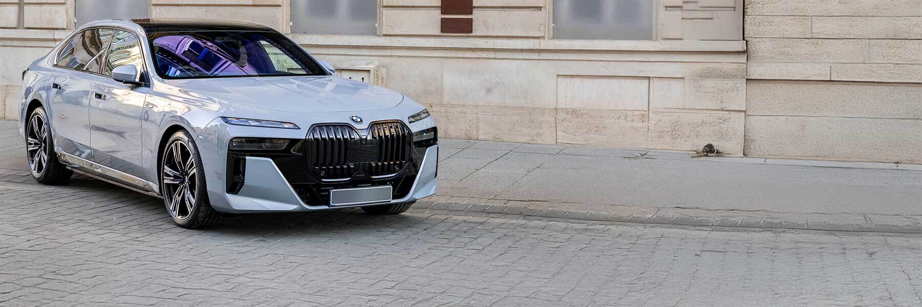 Featured banner showcasing the BMW i7 with original BMW wheels.