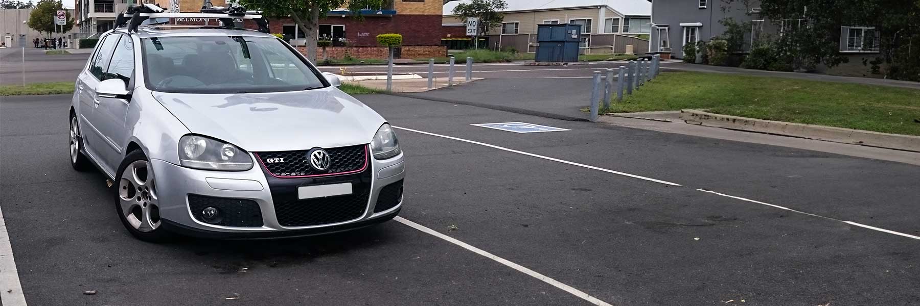 Banner image of a  VW Golf Mk5 Variant/Jetta 1KM featuring original VW wheels.