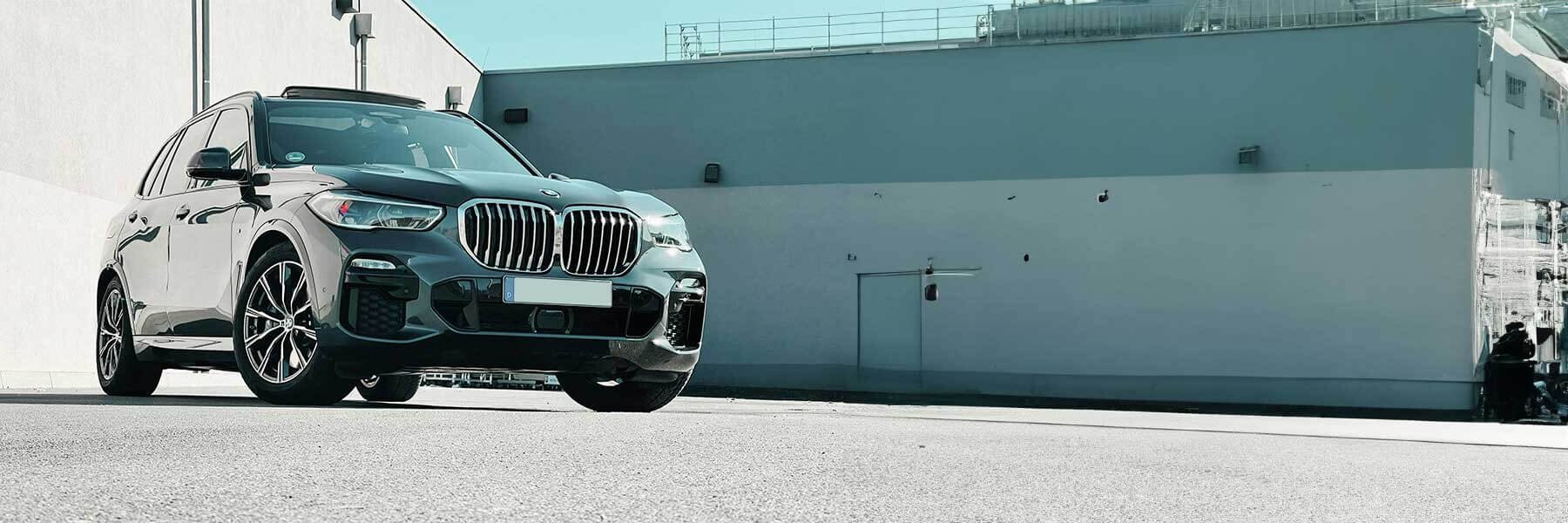 Featured banner showcasing the BMW X5 with original BMW wheels.