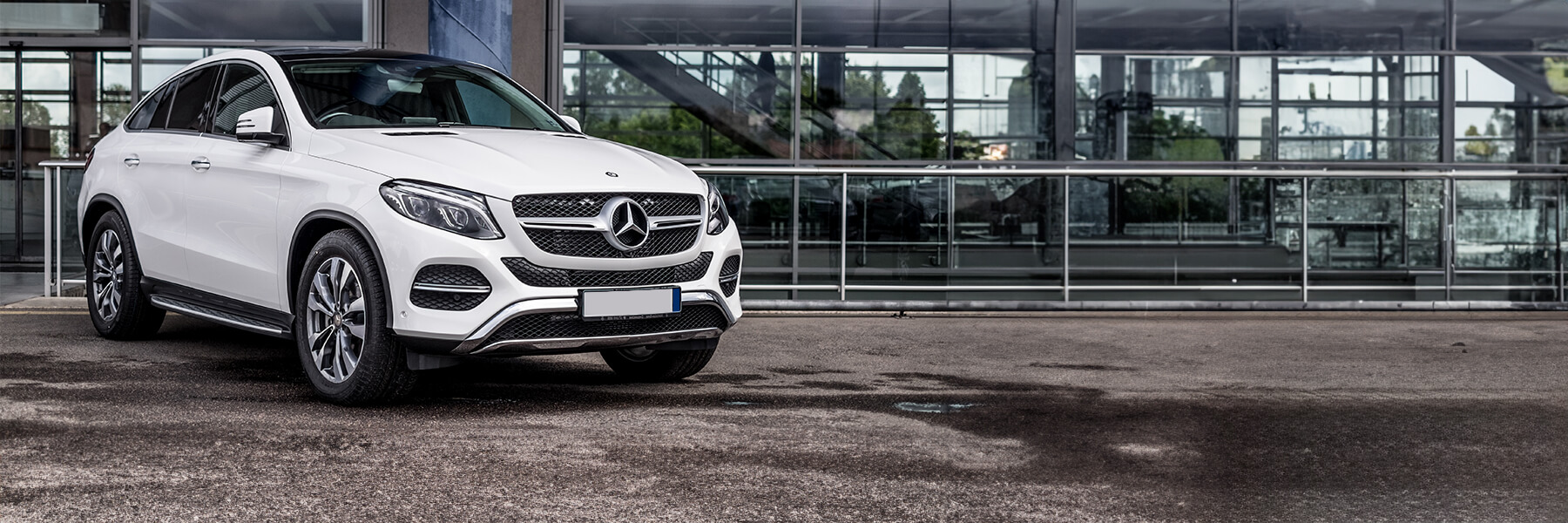 Banner image of a  Mercedes GLE V167 featuring original Mercedes wheels.