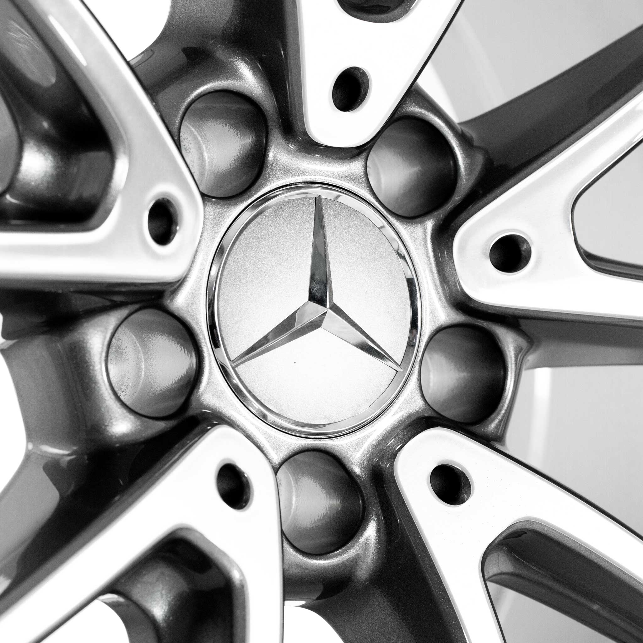 AMG 5 Twin Spoke [231-19] Himalaya Grey with High Sheen Alloy Wheel Product Image #4