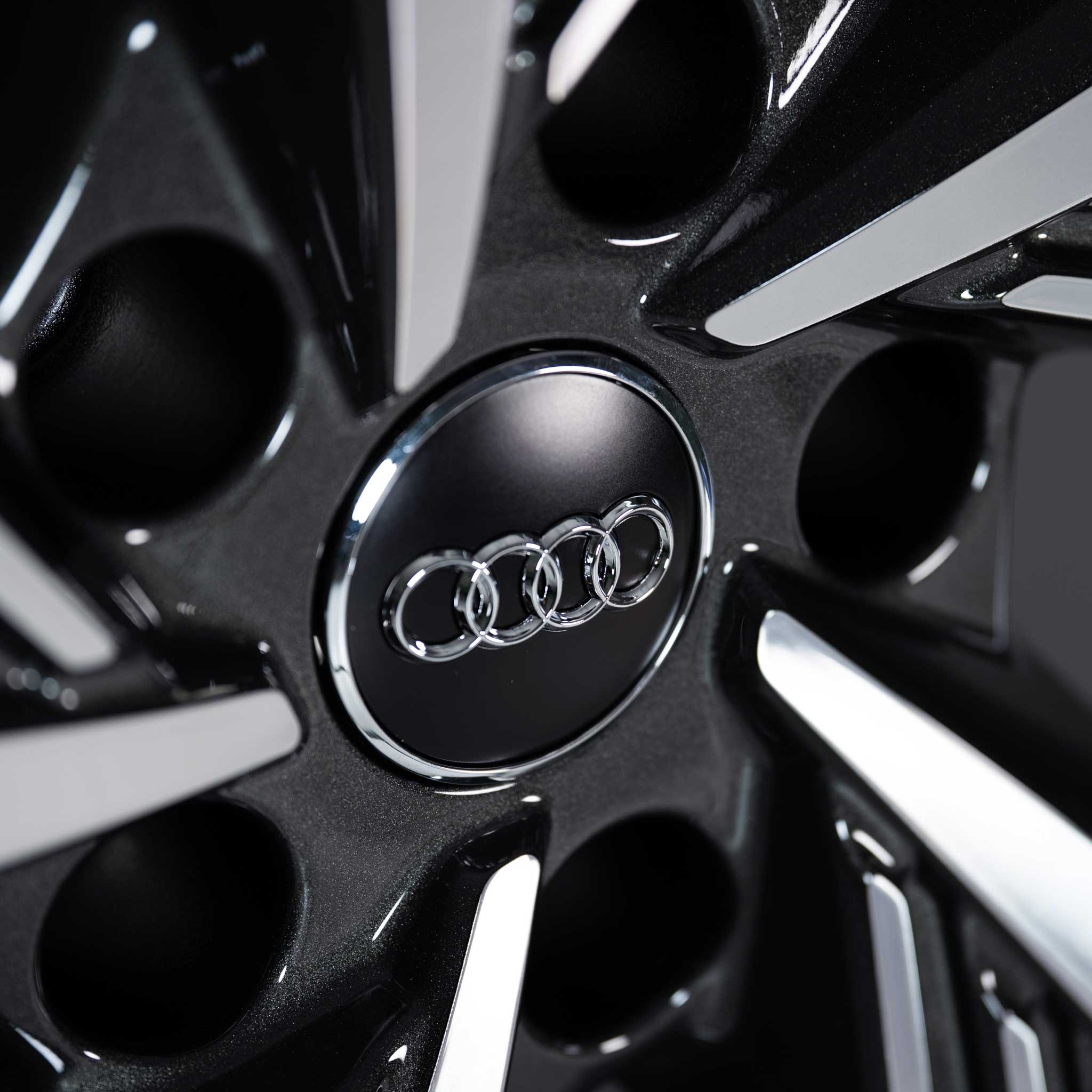 Audi 5 V Spoke Structure [Q6 85H] Graphite Grey with Diamond Cut Alloy Wheel Product Image #4