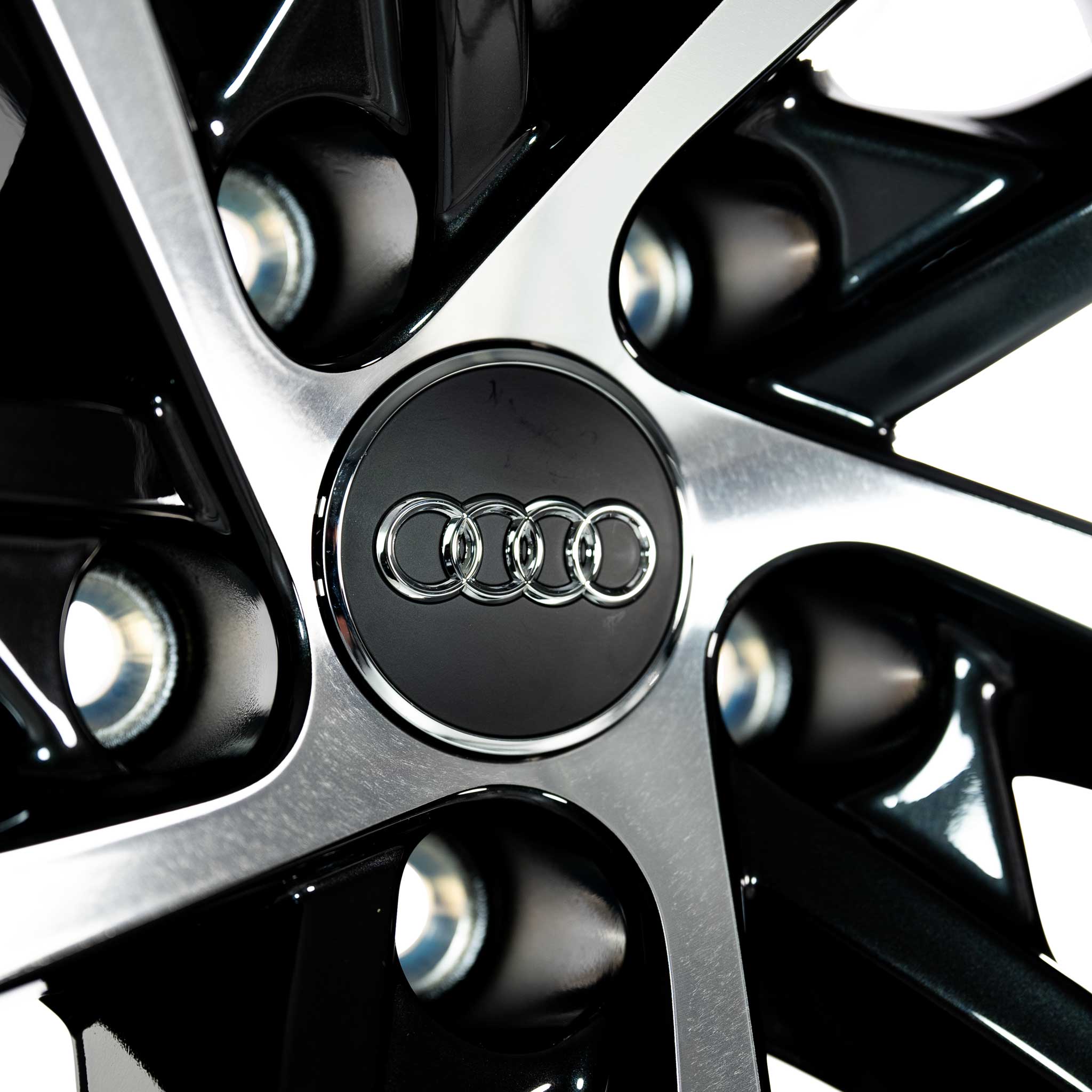 Audi Sport 5 Arm Trapezoid [Q7 4M] Anthracite Black with Diamond Cut Alloy Wheel Product Image #4