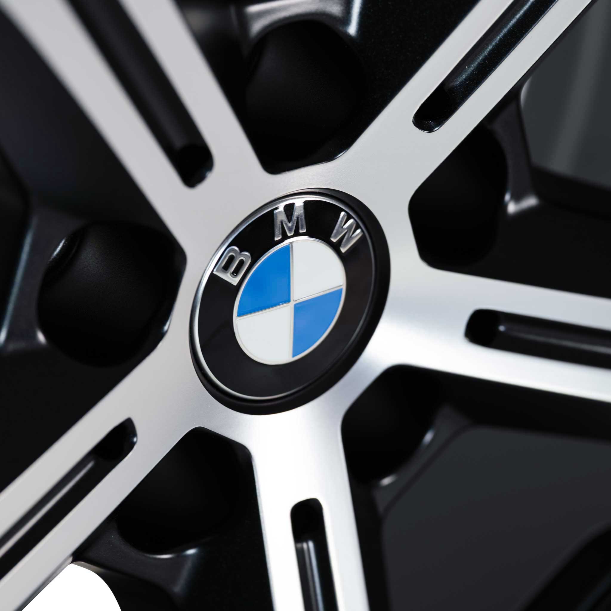 BMW 1021 Frozen Midnight with Bright Turned Alloy Wheel Product Image #4