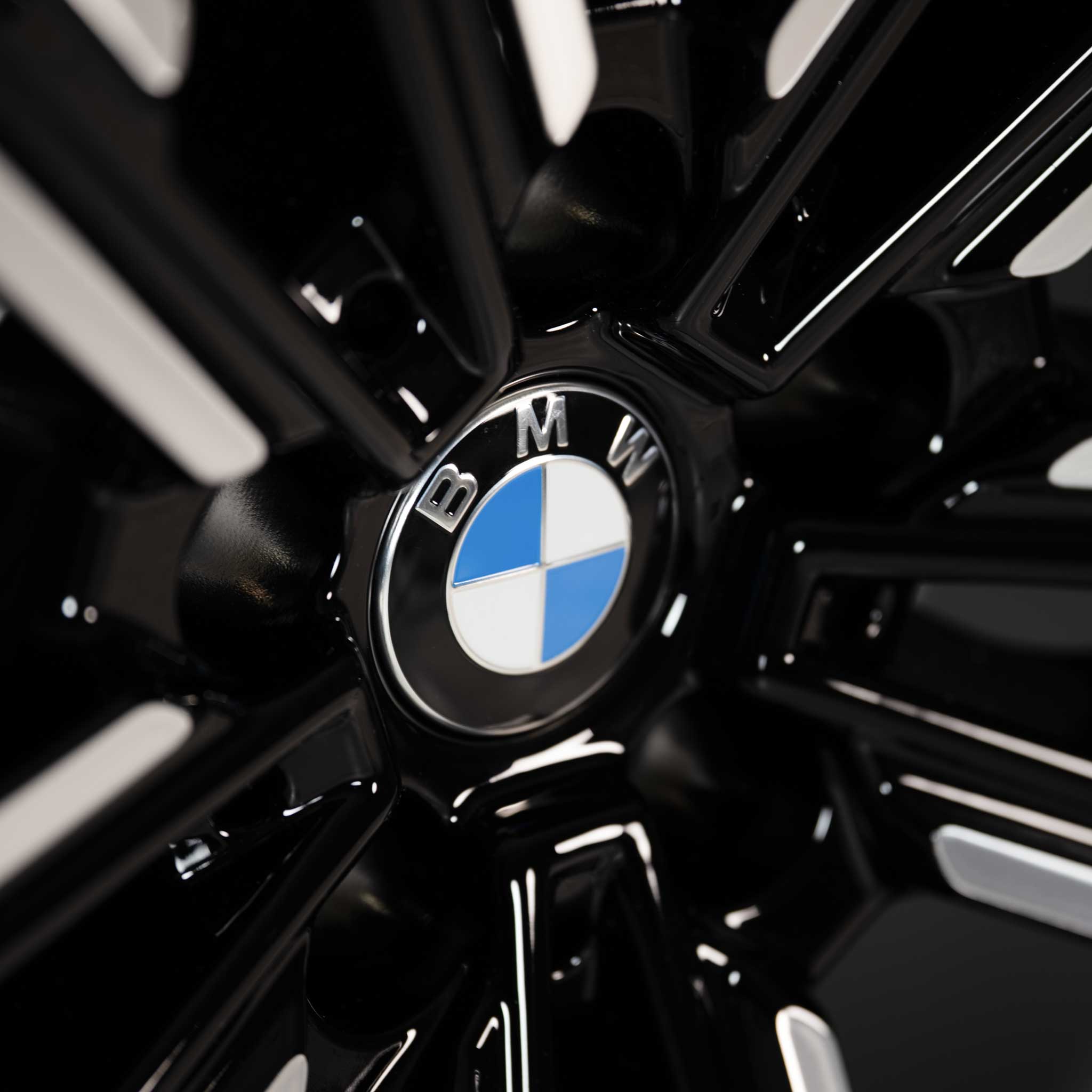 BMW 908M Black II Solid with Bright Turned Alloy Wheel Product Image #4