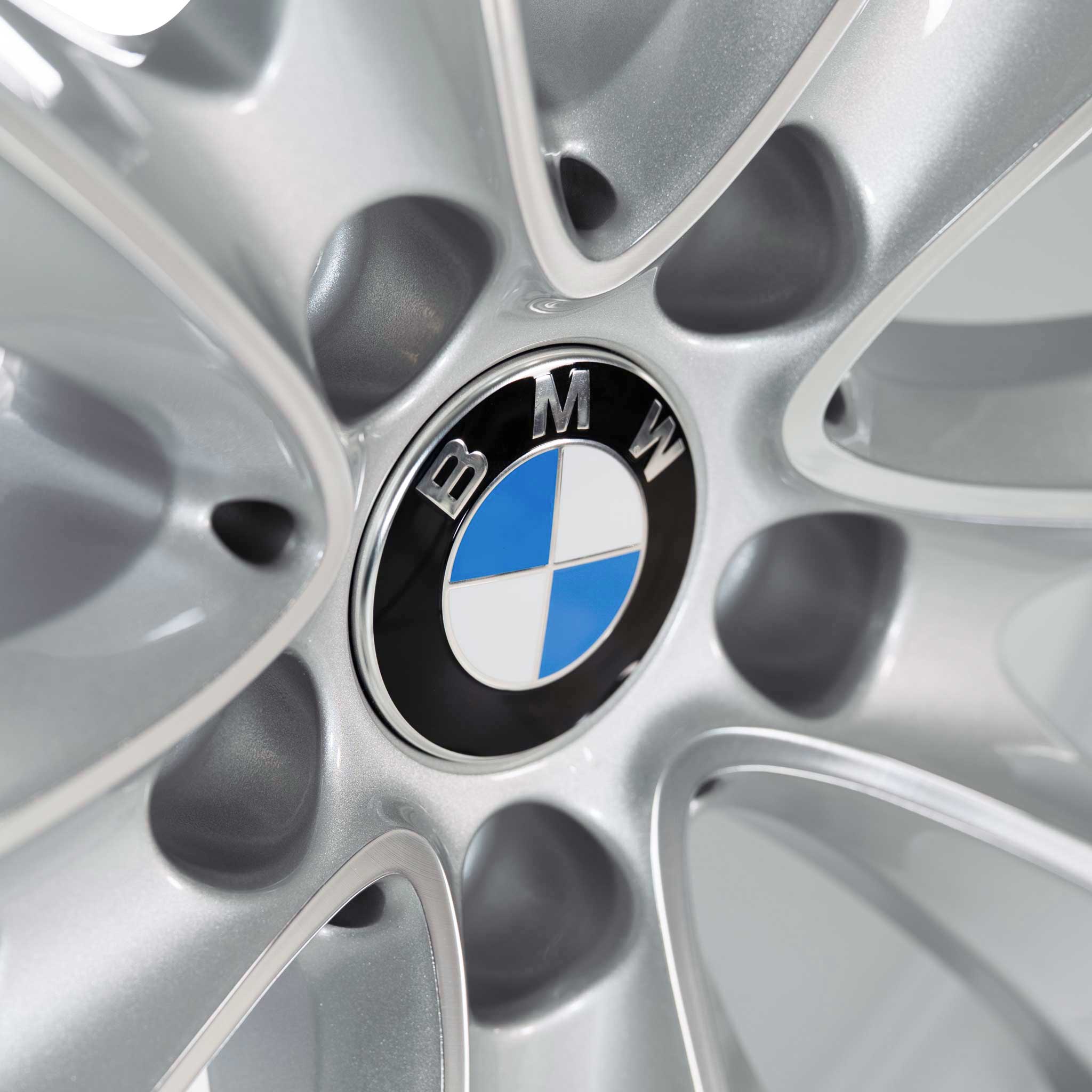 BMW 425 Silver with Bright Turned Alloy Wheel Product Image #4