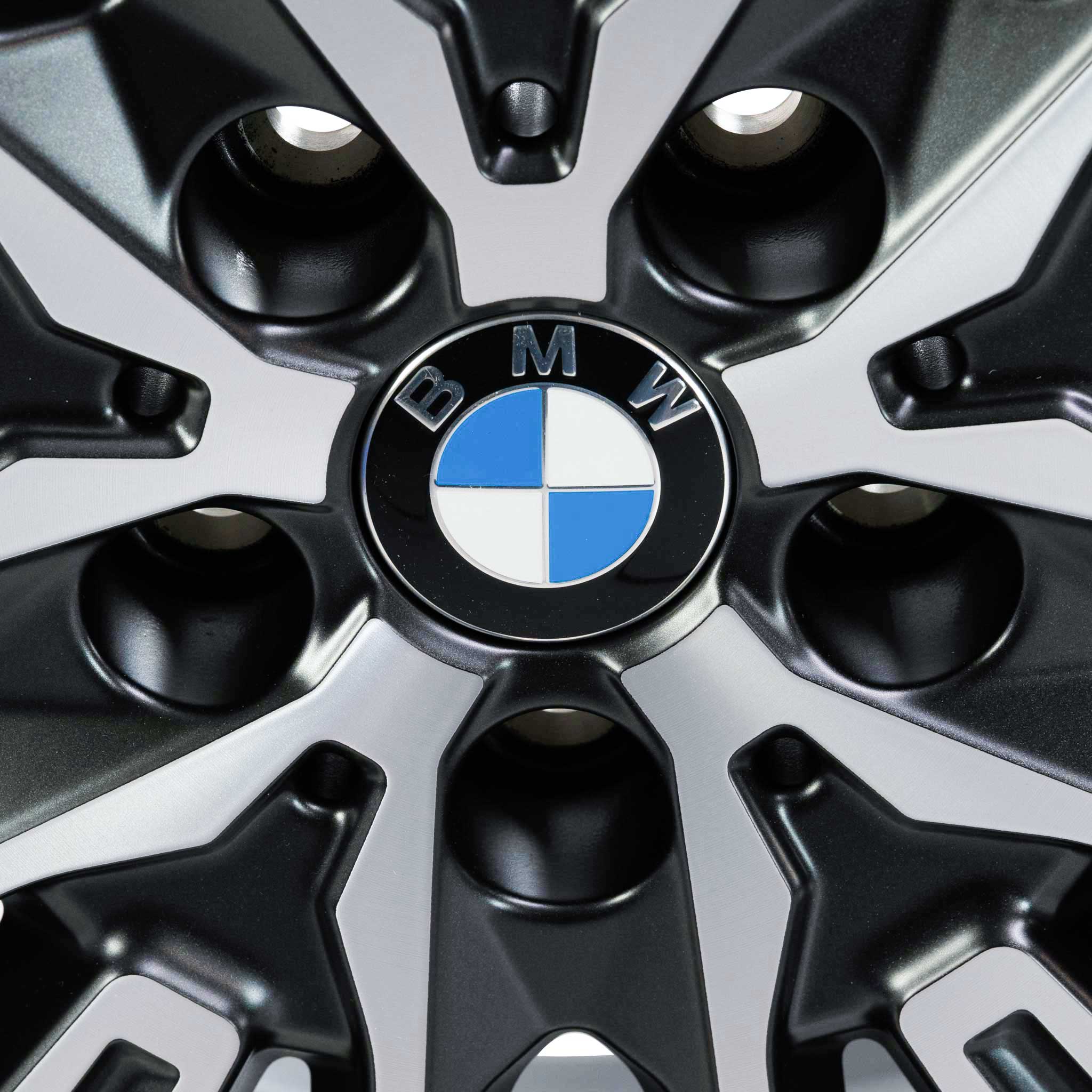 BMW 869I Frozen Midnight with Bright Turned Alloy Wheel Product Image #4